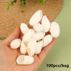 Main tenant des cocons de soie naturels blancs en vrac pour usages divers