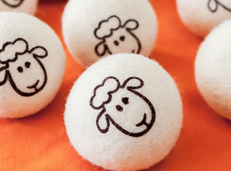 Balles de séchage en laine naturelle avec motifs de moutons sur fond orange