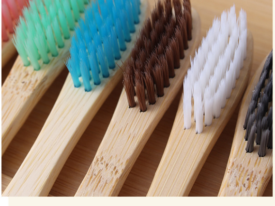 Brosse à dents bambou écologique Flowza avec différents coloris de poils doux pour un brossage naturel