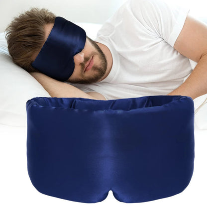 Masque de sommeil en soie mûrier bleu marine porté par un homme allongé pour un repos optimal