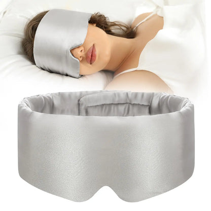 Masque de sommeil en soie mûrier gris clair porté par une femme pour un sommeil confortable