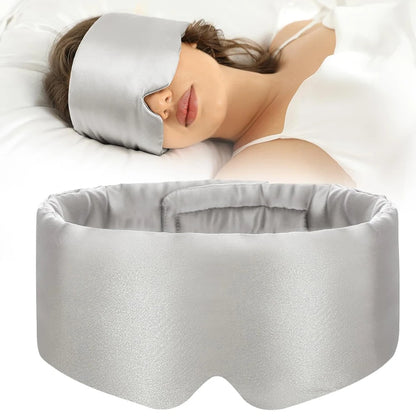 Masque de sommeil en soie mûrier gris clair porté par femme pour un confort optimal