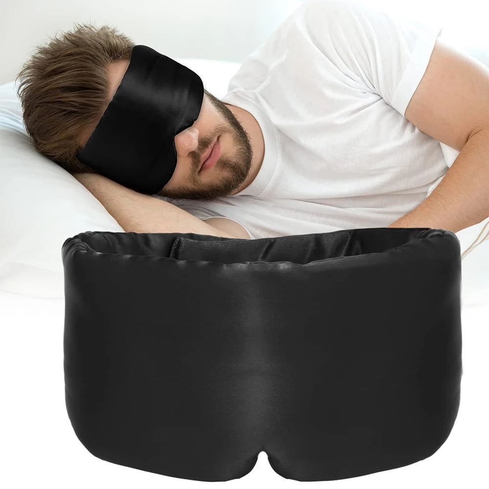 Masque de sommeil en soie mûrier noir porté par un homme allongé pour un confort optimal