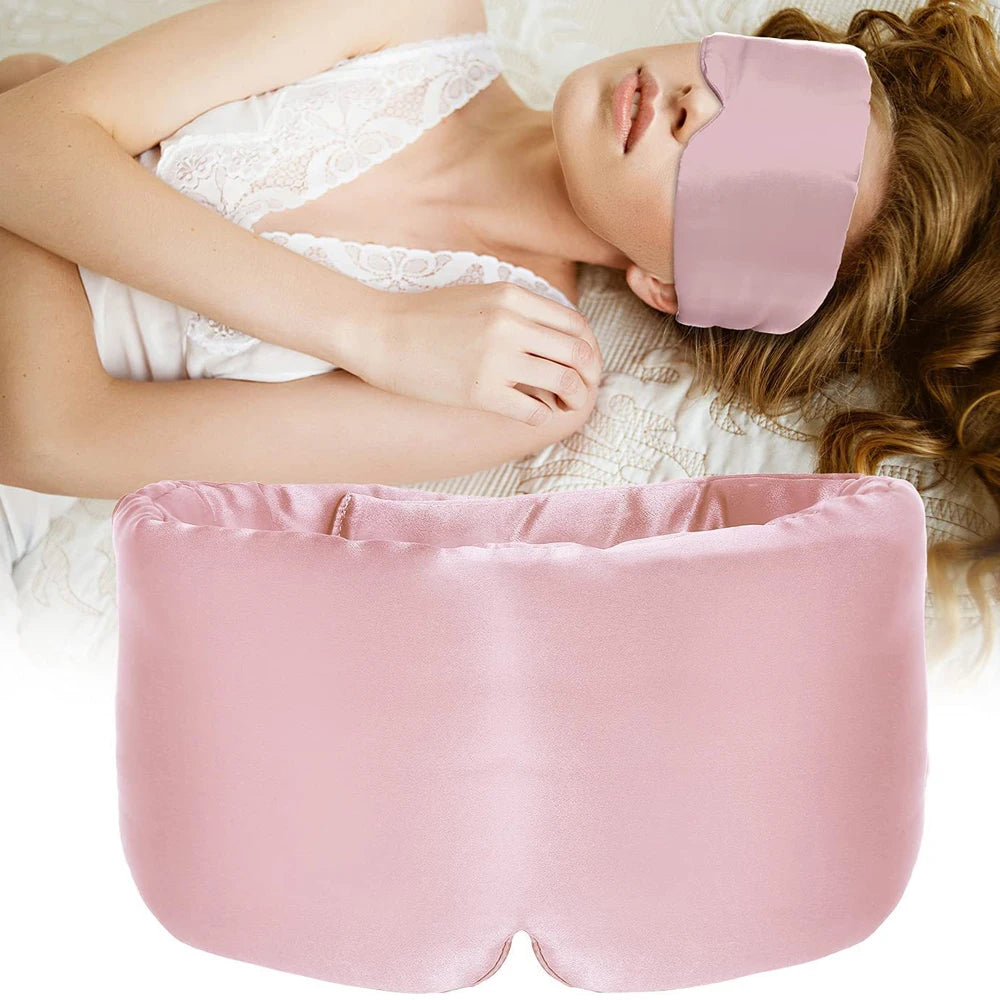 Masque de sommeil en soie mûrier rose doux porté par une femme allongée pour un sommeil réparateur